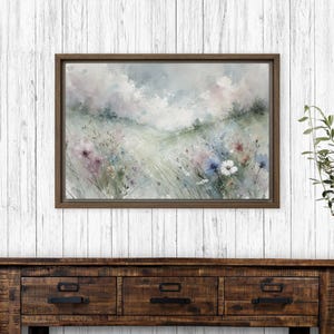 Misty Wildblumen Wiese gerahmt Leinwand Wand Kunst | Sanfter Aquarell Landschaftsdruck für Cottagecore, Bauernhaus, Schlafzimmer und Wohnzimmer Dekor