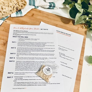 Può includere: Un set di tre tazze in ceramica con finitura opaca e macchiettata. Ogni tazza presenta un colore diverso: azzurro, crema e grigio. Le tazze hanno un design semplice e moderno e un manico comodo.