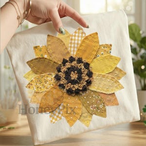 Pode incluir: Uma almofada decorativa com um grande desenho de girassol. O girassol tem pétalas em camadas em tons de amarelo e castanho, com um centro castanho escuro texturizado. A almofada está sobre um fundo creme. O texto "HomePix" é visível.