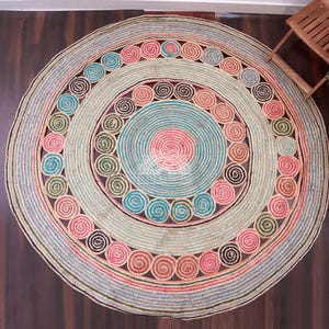 Handgefertigter Spiralteppich aus Jute: Boho Flechtteppich