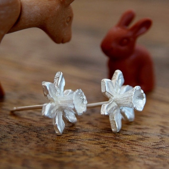 Silver daffodil earrings discount