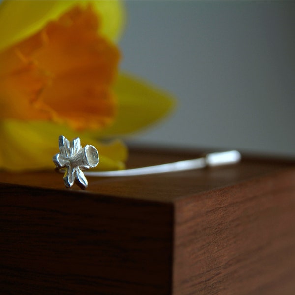 Narcis Broche - Silver Flower Stick Pin - Spring Flower Jewellery - Handgemaakt in Wales
