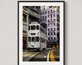 Impresión del tranvía de Hong Kong: Fotografía de arte urbano, edificio morado