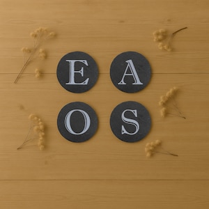 Posavasos redondo de pizarra Linea personalizado – Posavasos con letras personalizadas – Posavasos grabados – Decoración rústica para el hogar – Regalo para él y para ella, regalo para el hogar