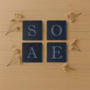 Posavasos de pizarra de piedra personalizados – Posavasos con letras personalizadas – Posavasos de pizarra grabados – Decoración rústica para el hogar – Regalo para él y para ella, regalo para la casa