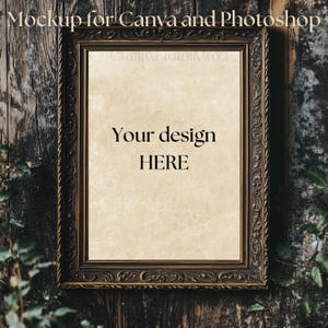 Może przedstawiać: Złota, ozdobna rama do obrazu z pustym białym tłem. Rama wisi na ciemnym drewnianym tle z zielonymi roślinami po obu stronach. Tekst "Your design HERE" jest napisany czarnym kolorem na białym tle.