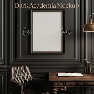 Peut inclure: Une pièce de style dark academia avec un fauteuil en cuir noir, un bureau en bois avec un carnet vierge et un tableau encadré au mur. La pièce est dotée de lambris en bois foncé et d'une lampe dorée.