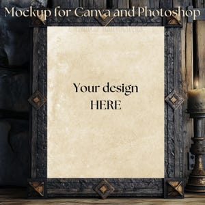 Könnte beinhalten: Gerahmter Mockup mit dem Text "Your design HERE". Der Rahmen ist dunkelgrau mit dekorativen Eckakzenten. Der Hintergrund ist eine rustikale Holzwand mit einer brennenden Kerze auf einem Ständer.