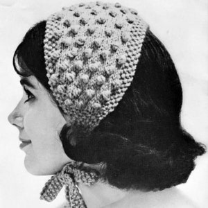 Puede incluir: Una foto en blanco y negro de una mujer con una diadema de punto con un patrón texturizado. La diadema está atada en un lazo en la parte posterior de su cuello. La foto está etiquetada como "No. 1278 (Página 6)".