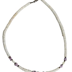 Collana girocollo vintage con perline di conchiglia Puka/Heishi bianche e viola