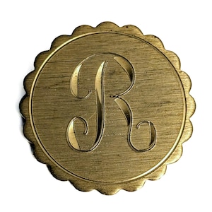 Vintage lettre « R » gravée calligraphie monogramme cadre festonné ton doré épingle / broche