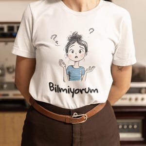 I don&#39;t know &quot;Bilmiyorum&quot; Confused Girl T-Shirt | Cute Turkish Graphic Tee | Anime Style Design | Language Learner Gift - 100% Cotton Unisex