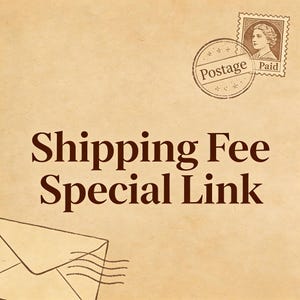 Puede incluir: Fondo de estilo vintage con las palabras "Shipping Fee Special Link" en fuente marrón oscuro. También se ven un sello postal y un sobre, lo que sugiere un tema relacionado con los servicios postales o las ventas en línea.