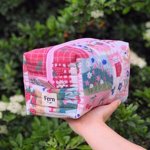 Pochette per il trucco trapuntata con motivo fragole: organizer per cosmetici imbottito fatto a mano