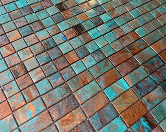 Placa para salpicaduras de azulejos de cobre con pátina RUSTED MOON o revestimiento decorativo en turquesa, aguamarina, azul para cocina, baño, bar; Ambiente Ocean Cottage de TILEZE