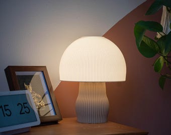 Shroomé White: una lámpara de mesa cálida, moderna y elegante con forma de hongo impresa en 3D