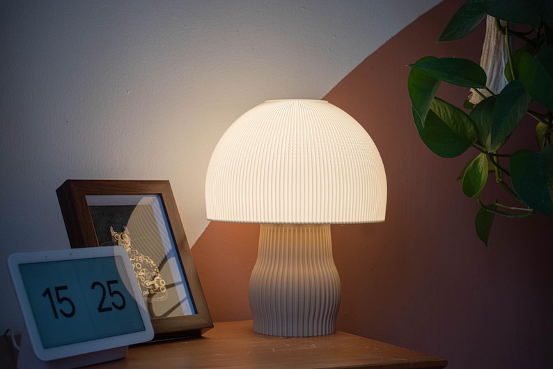 Shroomé White: una lámpara de mesa cálida, moderna y elegante con forma de hongo impresa en 3D