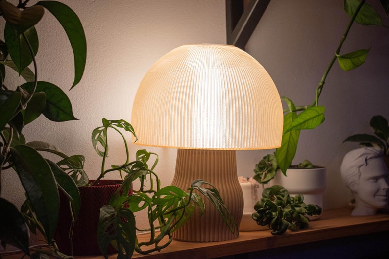 Shroomé Amber: una lámpara de mesa cálida, moderna y elegante con forma de hongo impresa en 3D