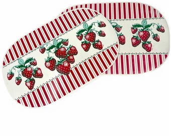Vintage 80&#39;s Set of 2 Strawberries Vinyl Plastic Washable Placemat Strawberry