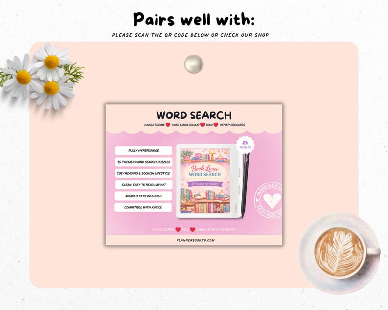 Pu&ograve; includere: Uno sfondo rosa presenta un libro di cruciverba "Word Search" con il tema "Book Lover", uno stilo e una tazza di caff&egrave;. La copertina del libro mostra una scena di lettura. Il testo include "Completamente ipertestuale", "25 puzzle di ricerca di parole a tema" e "Compatibile con Kindle".