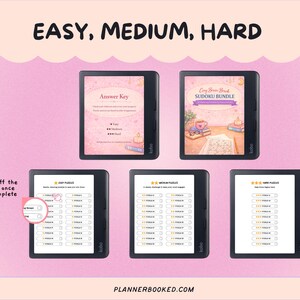Pu&ograve; includere: L'immagine mostra cinque e-reader neri con pagine di puzzle. Gli schermi mostrano "EASY, MEDIUM, HARD", "Answer Key" e "Sudoku Bundle". &Egrave; visibile anche il testo "check off the puzzles once you complete them".