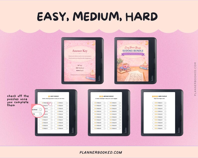 Pu&ograve; includere: L'immagine mostra cinque e-reader neri con pagine di puzzle. Gli schermi mostrano "EASY, MEDIUM, HARD", "Answer Key" e "Sudoku Bundle". &Egrave; visibile anche il testo "check off the puzzles once you complete them".