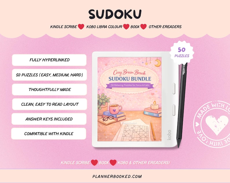 Pu&ograve; includere: Un pacchetto di puzzle Sudoku digitali per e-reader. L'immagine mostra un e-reader bianco con uno stilo, che mostra una copertina di un libro di puzzle Sudoku. Il testo include "Cozy Brain Break Sudoku Bundle" e "50 Puzzles". Lo sfondo &egrave; rosa.