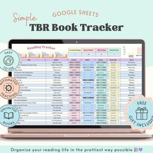 Könnte beinhalten: Ein roségoldenes Laptop zeigt einen Google Sheets TBR Book Tracker. Der Bildschirm zeigt eine Tabelle mit Spalten für Titel, Autor und Status. Das Bild enthält den Text "Simple TBR Book Tracker" und Symbole für einfache Bedienung, automatische Verfolgung und unbegrenzte Bücher.