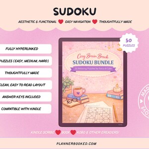 Pu&ograve; includere: Un pacchetto di puzzle Sudoku digitale, intitolato "Cozy Brain Break Sudoku Bundle", visualizzato su un tablet. L'immagine include una tazza di caff&egrave;, libri e una matita. Il testo include "50 Puzzles" e "Fully Hyperlinked".