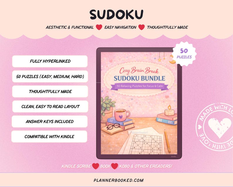 Pu&ograve; includere: Un pacchetto di puzzle Sudoku digitale, intitolato "Cozy Brain Break Sudoku Bundle", visualizzato su un tablet. L'immagine include una tazza di caff&egrave;, libri e una matita. Il testo include "50 Puzzles" e "Fully Hyperlinked".