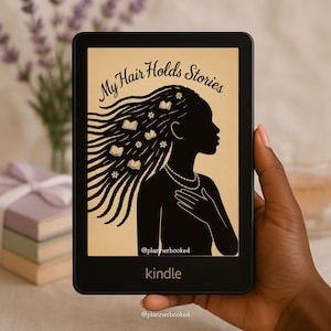 Puede incluir: Un lector de libros electrónicos Kindle negro que muestra una ilustración con el texto "My Hair Holds Stories". La obra de arte presenta una silueta negra de una mujer con cabello suelto adornado con libros y flores. El Kindle se sostiene en una mano.
