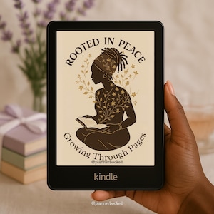 Puede incluir: Un lector electrónico Kindle negro que muestra una ilustración de una mujer leyendo, con el texto "Rooted in Peace Growing Through Pages". El lector electrónico se sostiene en una mano, con un fondo borroso de libros y flores.