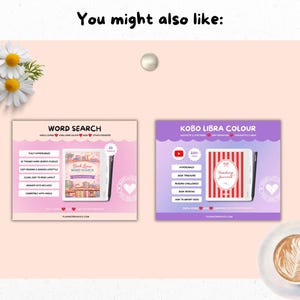 Pu&ograve; includere: Due mockup di prodotti digitali su sfondo rosa chiaro. Uno &egrave; un libro di ricerca di parole, l'altro &egrave; un diario di lettura. Entrambi hanno una penna e sono circondati da margherite e una tazza di caff&egrave;.