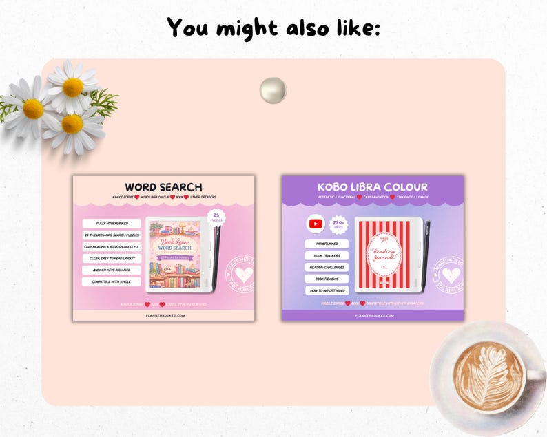 Pu&ograve; includere: Due mockup di prodotti digitali su sfondo rosa chiaro. Uno &egrave; un libro di ricerca di parole, l'altro &egrave; un diario di lettura. Entrambi hanno una penna e sono circondati da margherite e una tazza di caff&egrave;.