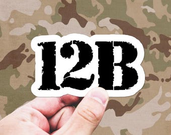 Pegatina 12B, pegatina 12 Bravo, pegatina de ingeniero de combate, pegatina MOS del ejército, pegatina militar, pegatina del ejército, calcomanía para computadora, regalo de graduación de AIT
