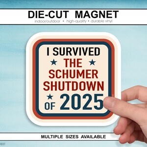 Puede incluir: Un imán troquelado con fondo crema y borde rojo, blanco y azul. El texto dice "I SURVIVED THE SCHUMER SHUTDOWN OF 2025". El imán es cuadrado con esquinas redondeadas.