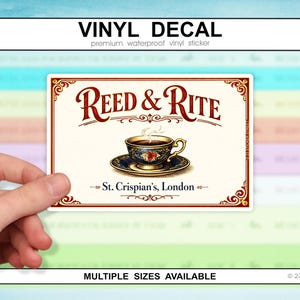 以下が含まれることがあります： 「REED & RITE」の文字とティーカップとソーサーのイラストが描かれたビニールデカール。デカールには「St. Crispian's, London」と「MULTIPLE SIZES AVAILABLE」の文字も含まれています。プレミアム防水ビニールステッカーです。