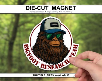 Imán troquelado colorido del equipo de investigación de Pie Grande, imán para refrigerador de Sasquatch, imán divertido para acampar, Pie Grande con gorra de camionero