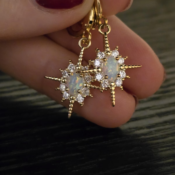 Örhängen med stjärnformad opal i 18k guld: Elegant nordstjärna, minimalistisk bohemisk stil