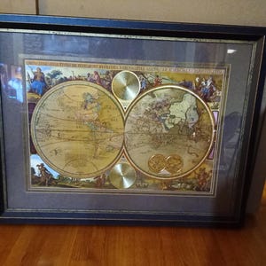 Mapamundi de doble hemisferio enmarcado, de gran tamaño y poco común, con lámina de oro y pintura de leche de The Bombay Company