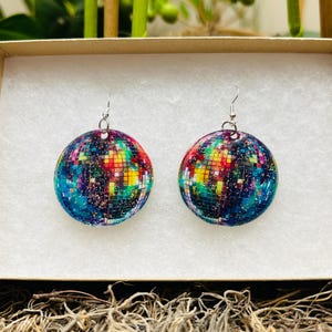 Disco ball earrings.. Alilblingshop.. glitter earrings.. dangle disco earrings.. iridescent disco balls.. party earrings