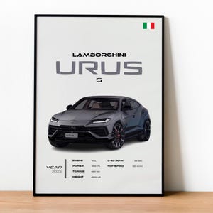 Könnte beinhalten: Gerahmter Druck mit einem grauen Lamborghini Urus S. Das Poster zeigt die Fahrzeugspezifikationen: 4,0-Liter-Motor, 666 PS Leistung, 850 Nm Drehmoment und ein Gewicht von 1830 kg. Höchstgeschwindigkeit 306 km/h. Italienische Flagge oben rechts.