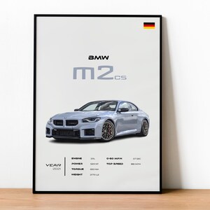 Puede incluir: Un póster enmarcado con un BMW M2 CS plateado. El póster incluye el logotipo de BMW, el nombre del modelo y las especificaciones de rendimiento. El coche se muestra sobre un fondo blanco, con la bandera alemana en la esquina superior derecha. También se muestra el año 2021.