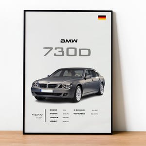 Op de afbeelding: Een ingelijste print met een zilverkleurige BMW 730D. De poster toont het modeljaar van de auto, 2007, en specificaties zoals motorinhoud, vermogen, koppel en gewicht. De Duitse vlag staat rechtsboven.