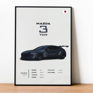 Puede incluir: Un póster enmarcado con un coche de carreras Mazda 3 TCR azul oscuro. El póster incluye el texto "MAZDA 3 TCR" y especificaciones como el tamaño del motor, la potencia, el par y la velocidad máxima. También se muestra el año 2020.