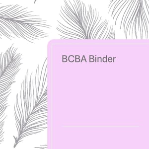 Op de afbeelding: Een ordner met een witte achtergrond en een patroon van grijze veren. Een lichtroze rechthoek met de tekst "BCBA Binder" is over de rechterkant van de ordner geplaatst.