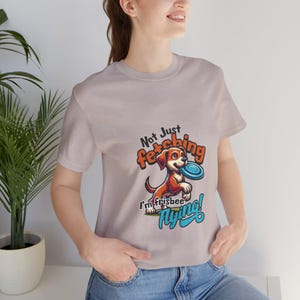 Verspieltes Hundefang Frisbee T-Shirt - Lebendiges Cartoon Design - Weiches Baumwoll Fun T-Shirt für Hundeliebhaber