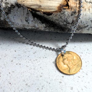 Collar con cadena de bolas de acero de 24&quot; con moneda francesa de 20 céntimos de 1962