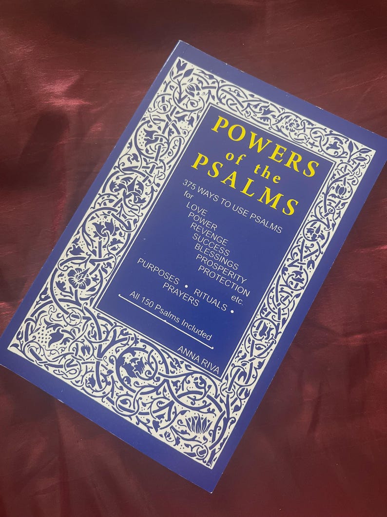 Puede incluir: Un libro azul titulado "POWERS of the PSALMS" con texto blanco y amarillo. La portada del libro presenta un dise&ntilde;o de borde blanco adornado. El libro enumera prop&oacute;sitos para usar los Salmos, incluyendo amor, poder y protecci&oacute;n. La autora es Anna Riva.