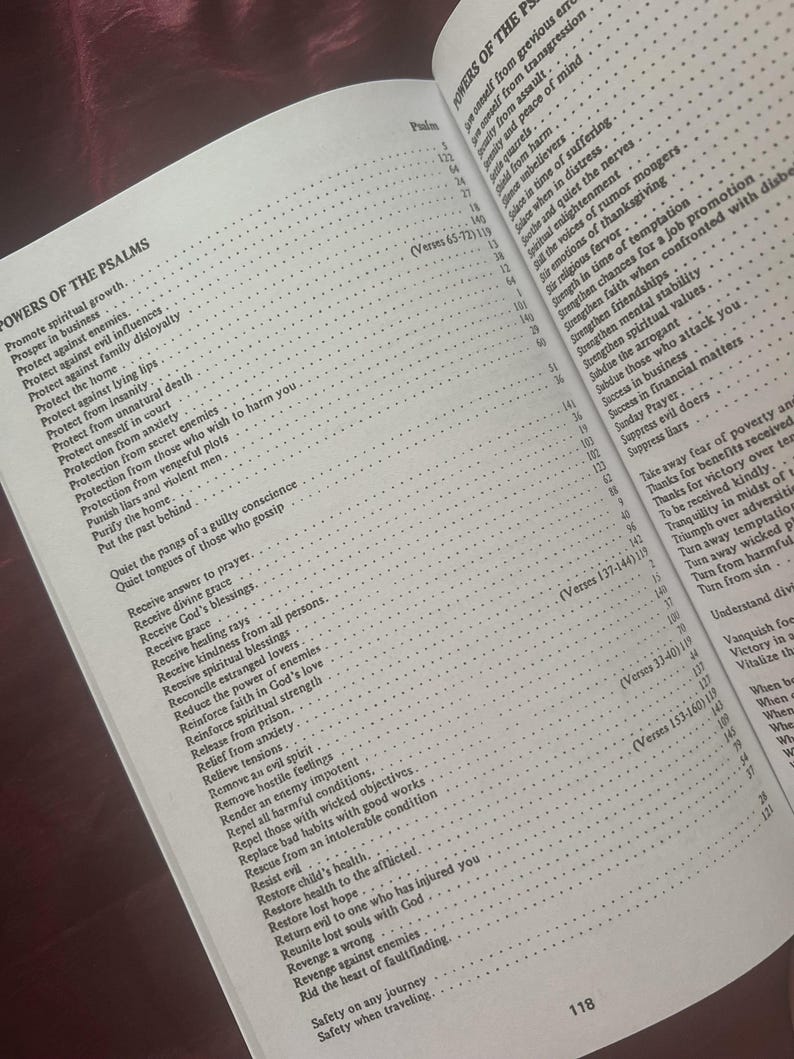 Puede incluir: Libro abierto que muestra una lista detallada de los "Poderes de los Salmos" y los vers&iacute;culos relacionados. Los n&uacute;meros de p&aacute;gina son visibles y el texto es negro sobre fondo blanco.